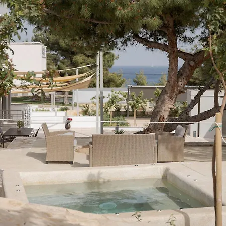 Cavos Boutique Homes Istmia